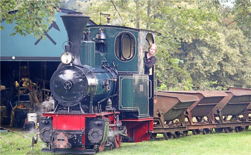 Am Otti-Schacht in Clausthal dampfen die kleinen Loks Aus dem Frankfurter Feldbahnmuseum wird die Dampflok „Emma“ in den Oberharz gebracht und mit viel Feingefühl auf das Schienennetz gehievt. Foto: Nachtweyh