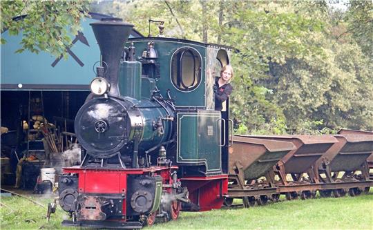 Aus dem Frankfurter Feldbahnmuseum wird die Dampflok „Emma“ in den Oberharz gebracht und mit viel Feingefühl auf das Schienennetz gehievt. Foto: Nachtweyh