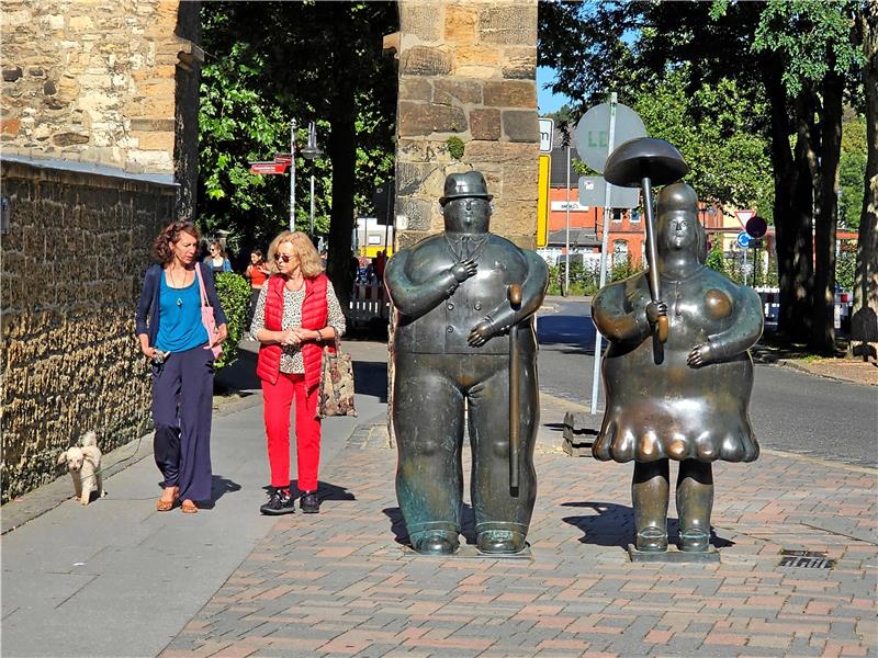 Aus dem Goslarer Stadtbild sind die beiden Botero-Figuren am Rosentor nicht wegzudenken. Foto: Sowa