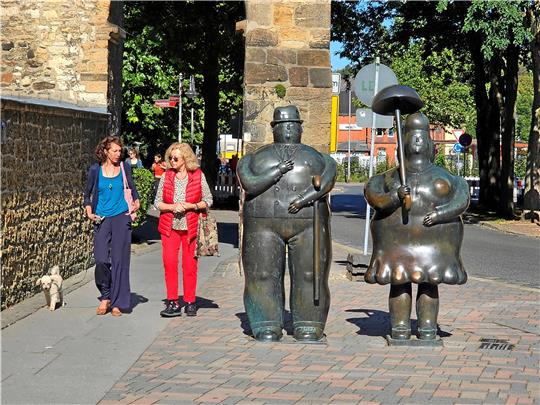 Aus dem Goslarer Stadtbild sind die beiden Botero-Figuren am Rosentor nicht wegzudenken. Foto: Sowa