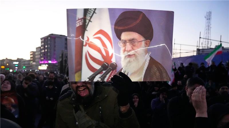 Aus dem Im Iran gibt es nach der Tötung Chameneis sowohl Berichte über Trauer als auch über ausgelassenes Feiern. 