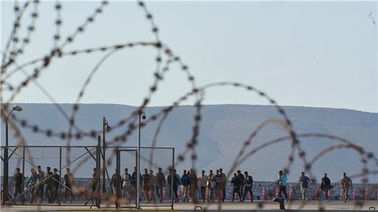 Aus dem Mittelmeer gerettete Migranten, hier im griechischen Hafen von Lavrio.