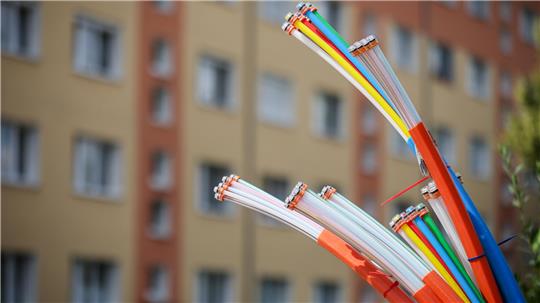 Aus dem Sockel eines Schaltschranks ragen Glasfaserkabel: Glasfaser gilt für die Datenübertragung als die Technik der Zukunft. Der geplante Ausbau im Landkreis Goslar und auch anderswo stockt allerdings.