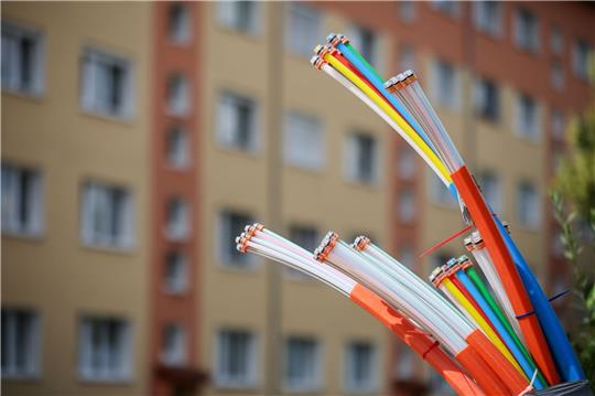 Aus dem Sockel eines Schaltschranks ragen Glasfaserkabel heraus. Beim Breitbandausbau sieht die Lage inzwischen deutlich besser aus als noch vor zwei Jahren.
