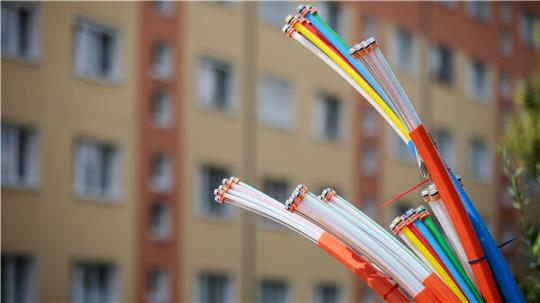 Aus dem Sockel eines Schaltschranks ragen Glasfaserkabel heraus. Sie sorgen für schnelles Internet, das nun auch flächendeckend die Stadt Bad Harzburg und ihre Ortsteile bekommen sollen.