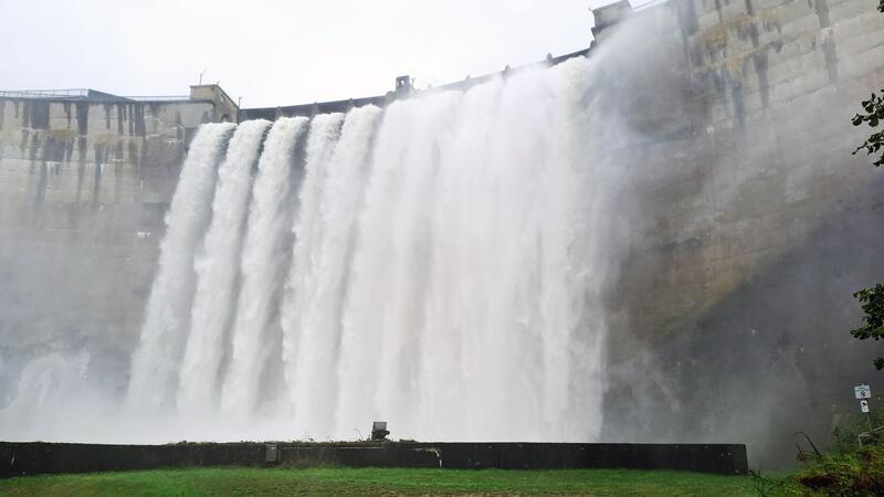 Teile Tschechiens, Polens und Österreichs sind unter Wasser Aus dem Stausee Ottenstein in Niederösterreich stürzt Wasser.