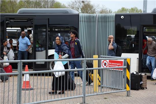 Aus dem Sudan evakuierte Menschen kommen nach einem Flug aus Zypern auf dem Flughafen Stansted an.