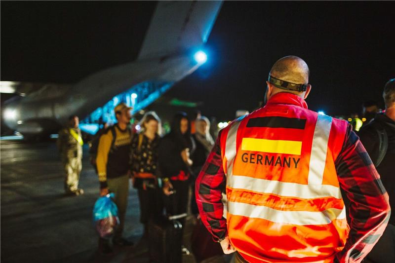 Bundeswehr beendet Evakuierung aus dem Sudan Aus dem Sudan evakuierte Personen treffen auf der jordanischen Luftwaffenbasis Al-Azraqu ein.