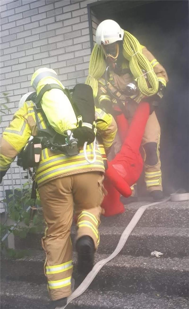 „Feuer“ und Hilferufe aus dem Pfarrhaus in Bettingerode Aus dem verrauchten Gebäude retten die Einsatzkräfte unter Atemschutz mehrere Personen, dargestellt durch Puppen.