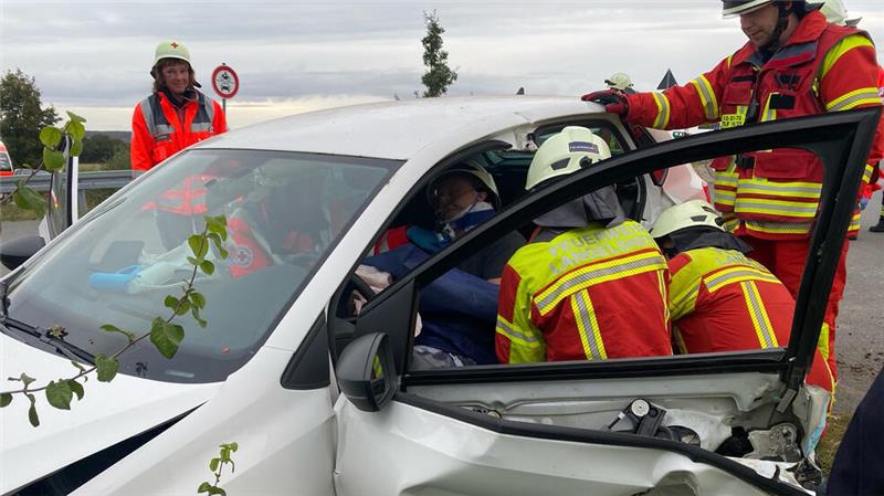 Szenario: Drei Verletzte und zwei verunglückte Fahrzeuge an B 82 Aus dem weißen Unfallwagen müssen die Aktiven eine eingeklemmte Person retten.