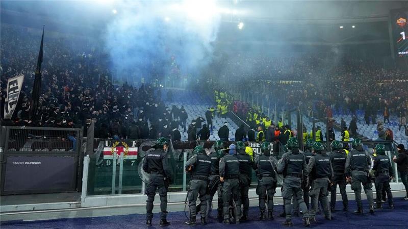 Trotz Niederlage: Frankfurt löst Ticket für Achtelfinale Aus den Blöcken von Eintracht und Rom flogen Böller.