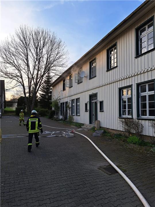 Aus den Fenstern des Bettingeröder Pfarrhauses dringt Rauch – wirklich brennen tut es glücklicherweise nicht. Fotos: Feuerwehr