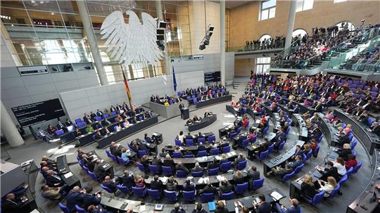 Aus den Fraktionen von Union, SPD und Grünen stimmten drei Abgeordnete mit Nein.