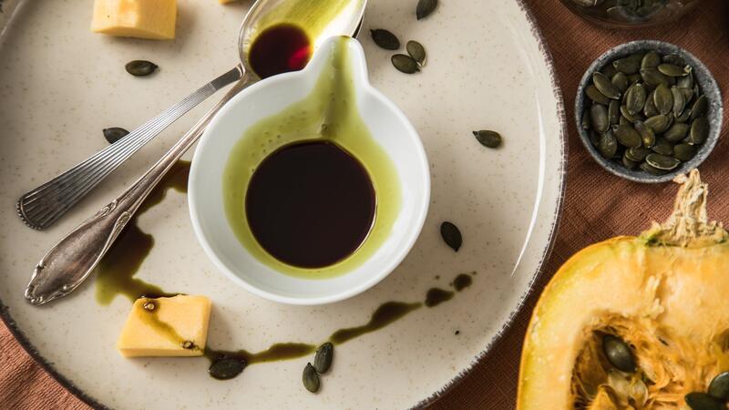 Leckere Kürbis-Rezepte und Kochtipps für den Herbst Aus den Kernen des Ölkürbis gewinnt man das dunkelgrüne Öl, aber geröstet sind die Kerne ein leckerer Snack.