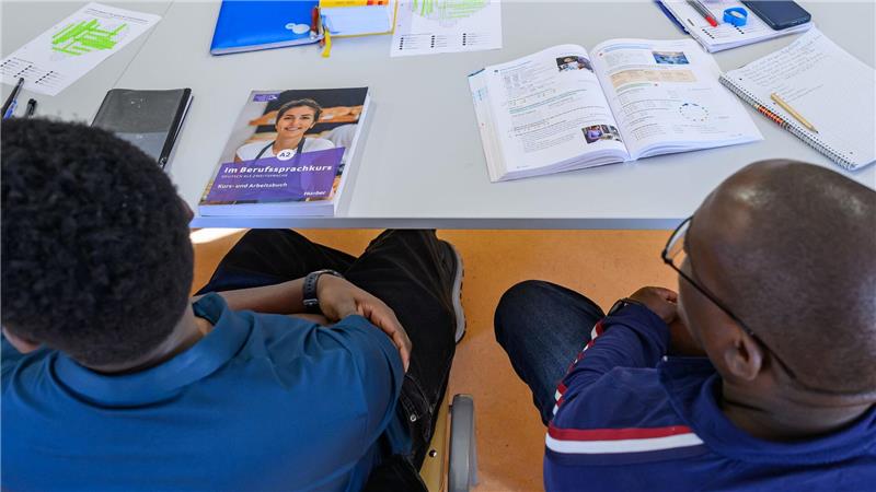 „Migrationswende“: Mehrheit teilt Ziel der Bundesregierung Aus den Kommunen hört man oft, wenn weniger Asylbewerber kämen, könne man den Zuwanderern bessere Integrationsangebote - auch mit Hilfe von Ehrenamtlichen - machen. (Symbolbild)