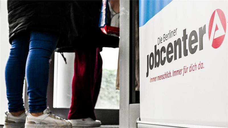 Ampel will monatliche Meldepflicht für Bürgergeld-Empfänger Aus den Ländern und von Verbänden gibt es erheblichen Widerstand gegen den Plan, manche Bürgergeld-Empfänger zum monatlichen Gang zum Jobcenter zu verpflichten. (Symbolbild)