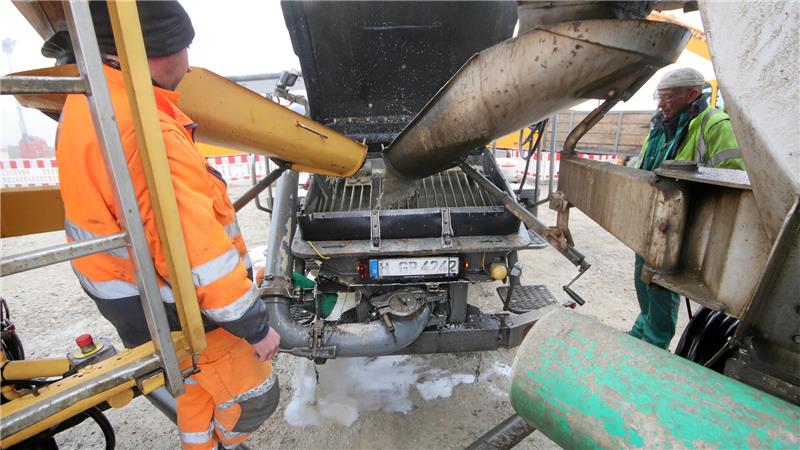 Aus den Mischern fließt der Beton in die Betonpumpe. Für ein Fundament werden 796 Kubikmeter Beton benötigt.
