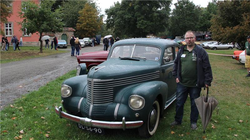 Für echte Opel-Freunde: 350 Klassiker treffen sich in Wöltingerode Aus den Niederlanden angereist: Gerd Frewert steht am Opel Kapitän mit dem Baujahr 1939.