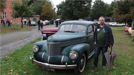 Aus den Niederlanden angereist: Gerd Frewert steht am Opel Kapitän mit dem Baujahr 1939.