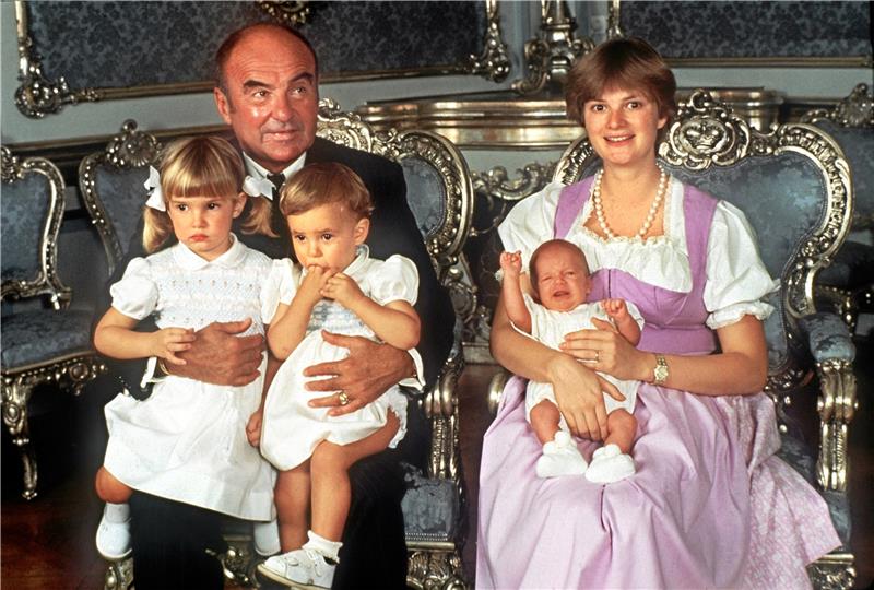 Aus den früheren 1980ern: Gloria Fürstin von Thurn und Taxis mit ihrem Mann, Johannes Fürst von Thurn und Taxis, und ihren drei Kindern. Nur wenige Jahre vorher hat sie als Gräfin bei Junglehrerin Jutta Schober Unterricht genossen. Foto: Ossinger/ dpa