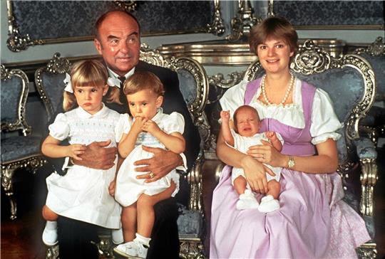 Aus den früheren 1980ern: Gloria Fürstin von Thurn und Taxis mit ihrem Mann, Johannes Fürst von Thurn und Taxis, und ihren drei Kindern. Nur wenige Jahre vorher hat sie als Gräfin bei Junglehrerin Jutta Schober Unterricht genossen. Foto: Ossinger/ dpa