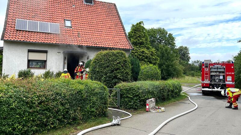 Langelsheimer Haus nach Kellerbrand unbewohnbar Aus der Eingangstür des Einfamilienhauses tritt dunkler Raum aus dem Haus hervor.