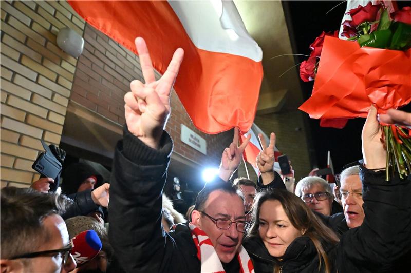 Polens Präsident empfängt begnadigte PiS-Politiker Aus der Haft entlassen: Der ehemalige polnische Innenminister Mariusz Kaminski wird von seiner Frau und seinen Anhängern empfangen.