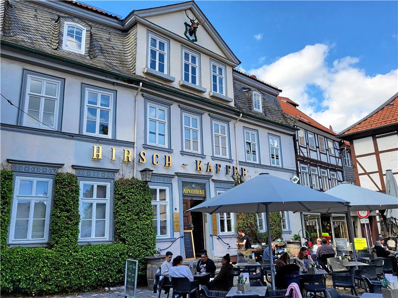 Goslar: Ob Apotheke oder Café – Der Hirsch bleibt Hirsch Aus der Hirsch-Apotheke ist mittlerweile das Hirsch-Kaffee geworden. Foto: Roß