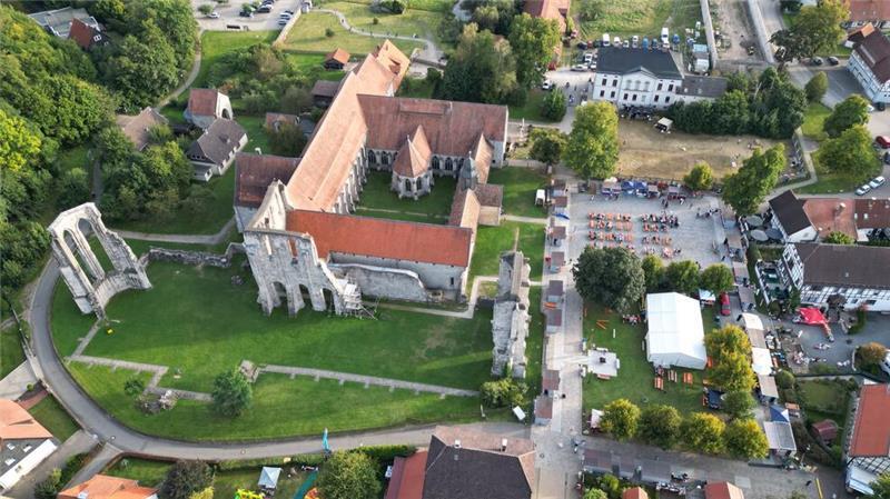 Walkenrieder Klostermarkt lockt mehr als 10.000 Besucher Aus der Luft fallen die vielen Besucher des Klostermarkts im Walkenried gar nicht so groß auf.
