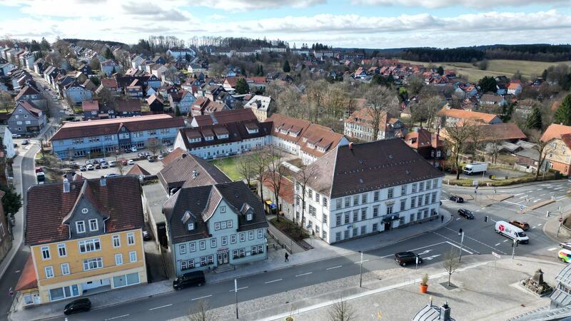 Aus der Luft ist natürlich auch das historische Rathaus von Clausthal-Zellerfeld zu sehen.