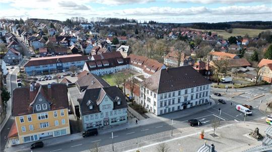 Aus der Luft ist natürlich auch das historische Rathaus von Clausthal-Zellerfeld zu sehen.