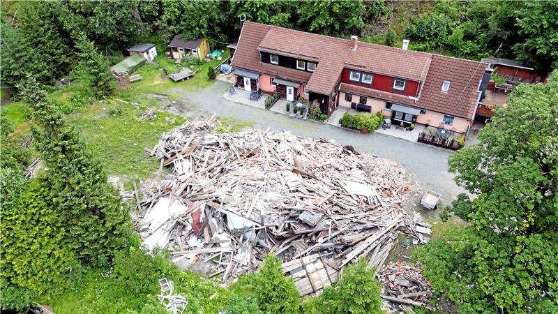 Antrag abgelehnt: Altenauer Schutthaufen muss weg Aus der Luft sieht der Schutthaufen in Altenau noch einmal größer aus. In das Thema kommt durch das Verwaltungsgericht Braunschweig jetzt Bewegung. Foto: Neuendorf