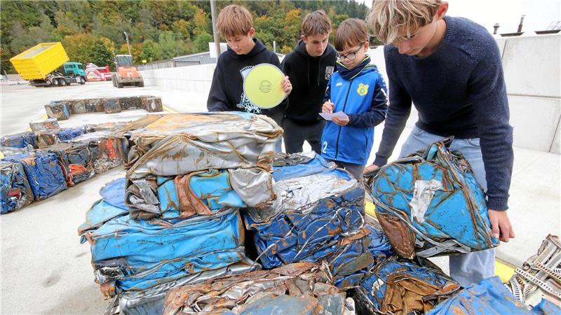 Aus der Presse stammen diese Brocken – die Schätzfrage für die Jugendlichen: Wie viel bringen die Schrott-Klumpen gemeinsam auf die Waage?