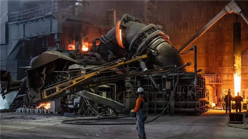 Ein Elektrolichtbogenofen in einem Stahlwerk in Peine.