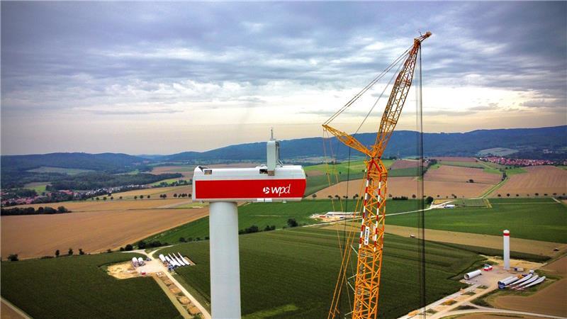 Windpark Bornhausen schreitet voran Aus der Vogelperspektive wirkt der Aufbau Montage der Windenergieanlagen noch beeindruckender. Die Monteure müssen schwindelfrei sein.