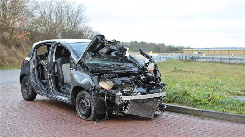 Kind bei Massen-Crash auf A7 nahe Rhüden schwer verletzt Aus diesem Fahrzeug musste die Feuerwehr eine Person befreien und trennte dafür die Türen ab. Foto: Neuendorf