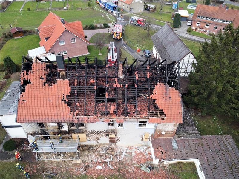 Aus dieser Perspektive wird eindrucksvoll deutlich, wie stark sich das Feuer durch das Gebäude am Rande von Bilderlahe gefressen hat.  Foto: Neuendorf