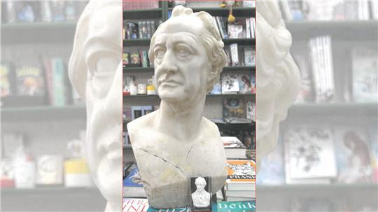 Aus einer Buchhandlung in der Hauptstraße in Bad Lauterberg ist in der Zeit zwischen 10 und 15 Uhr eine mehr als 100 Jahre alte Goethe-Büste aus Alabaster gestohlen worden. Foto: Polizeiinspektion Göttingen