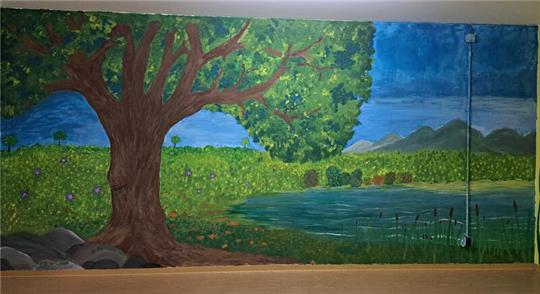 Aus einer weißen, sechs Meter langen Wand ihres Pflegeheims malen die Therapiepatienten eine Wohloase.