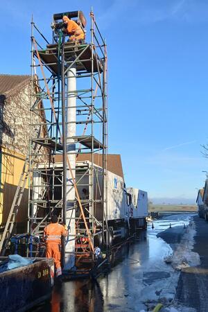 Wie lange dauern Bad Harzburgs Straßensperrungen eigentlich noch? Aus fünf Meter hohen Türmen wird in Westerode die neue „Haut“ mit hohem Druck in die Kanäle gepresst.