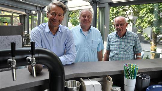Aus für die Krämerei (v.l.): Die Investoren Frank Wodsack und Ingo Bettscheider erklären zusammen mit Ortsbürgermeister Heinrich Wilgenbus (CDU) das Ende der Planungen für den Nahversorger am Ortseingang.
