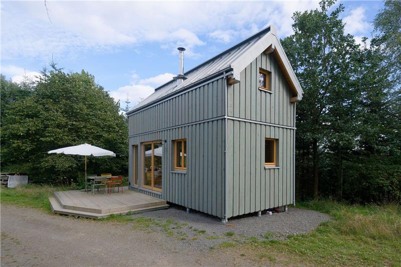 Tiny House: Das XS-Eigenheim als Öko-Idee im Klimawandel? Aus ihren vernichteten Fichten bauen die Geschwister Lisa und Timo Gelzhäuser Tiny Houses.