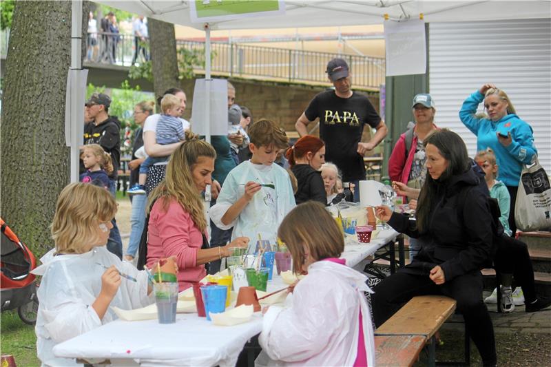 Aus mehr als 100 Tontöpfen gestalten die jungen Festbesucher am Kreativstand farbige Gefäße als Erinnerung an diesen Tag.
