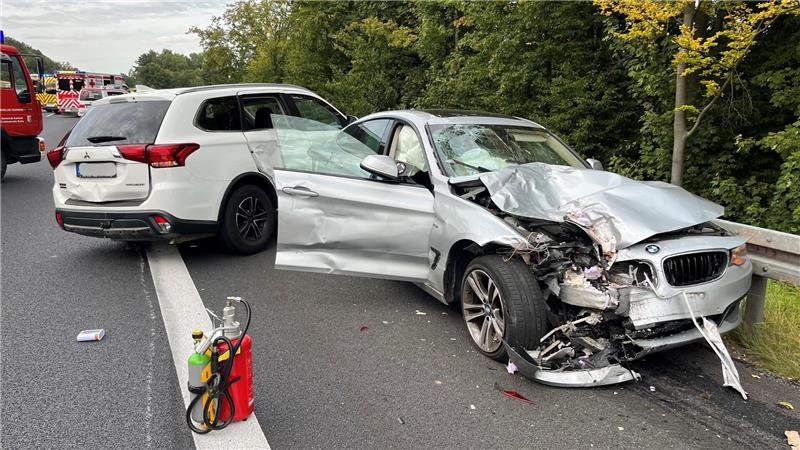 Aus noch unbekannter Ursache ist der BMW auf den Wohnanhänger aufgefahren. Beide Fahrzeuge schleuderten über die Fahrbahn.