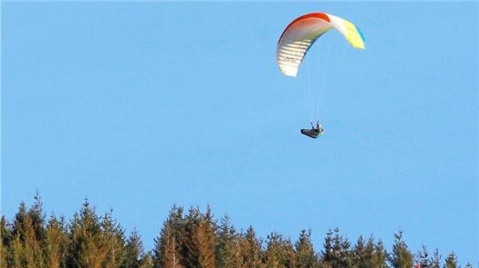 Aus noch unbekannter Ursache stürzte die Frau mit ihrem Fallschirm ab.