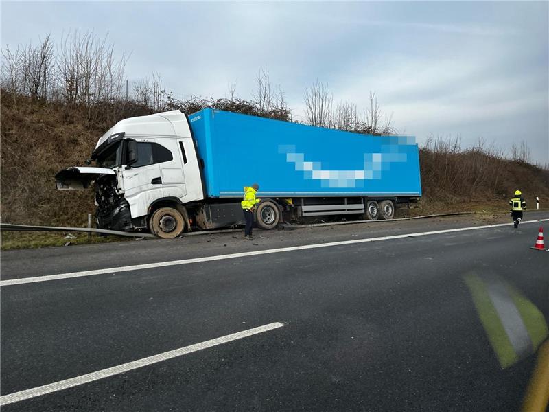 Aus noch ungeklärter Ursache kam der Lkw von der Fahrbahn ab. Foto: Feuerwehr Seesen