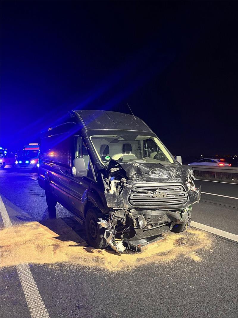 Vollsperrung auf A39: Zwei Schwerverletzte bei Auffahrunfall Aus noch ungeklärter Ursache pralle der Transporter aus Groß-Gerau gegen einen Salzgitteraner Pkw. Foto: BF Salzgitter