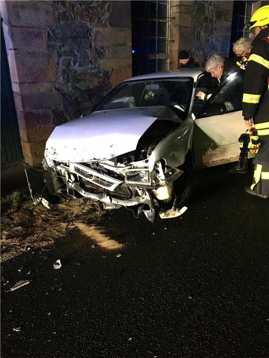 Aus noch ungeklärter Ursache sind zwei Männer in der Nacht von Donnerstag auf Freitag in Silberhütte gegen eine Hauswand gefahren. Foto: Feuerwehr