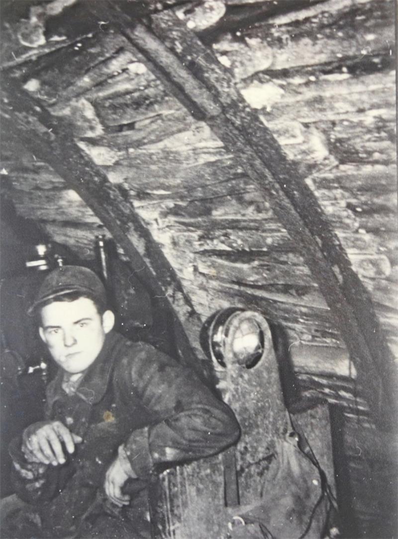 Aus seiner aktiven Bergmannszeit gibt es von Werner Wenke nur zwei Bilder: Eines zeigt ihn auf der Lok der Grubenbahn.