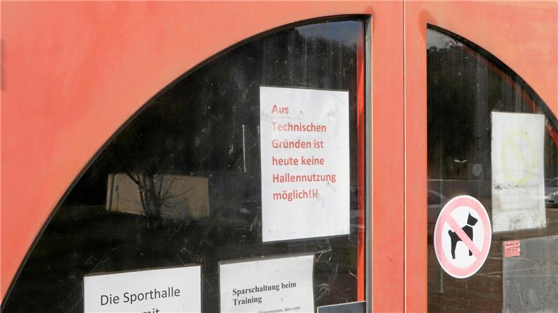 „Aus technischen Gründen ist heute keine Hallennutzung möglich“ – so steht es seit mehr als anderthalb an der Sporthallentur angeschlagen.